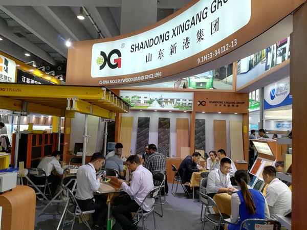 Dobles nusos junts! El grup Xingang va celebrar el concurs de cançons vermell...