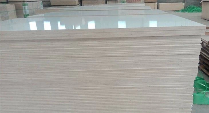 Tauler MDF brillant de 18 mm amb textura de marbre per a portes d'armaris