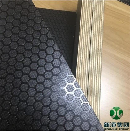 Fusta contraxapada antilliscant amb patró hexagonal